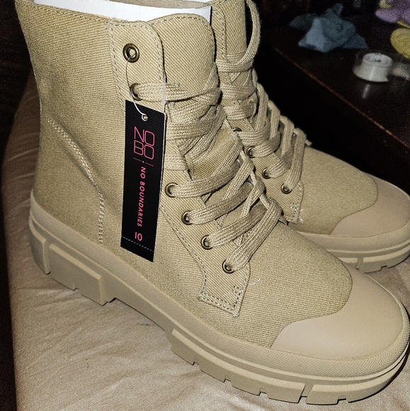 No Boundaries Women's Bump Toe Combat Boots, size 10 - Picture 2 of 8